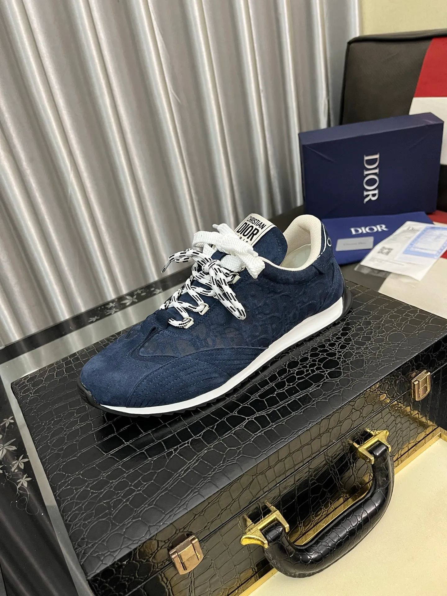 Men's shoes 💰500⌚️⌚️Dior original quality.~ Unique modern style sneakers. 🏃A must-have casual shoe for trendy men😍😍 Original brand imported from Italy, imported original leather, sheep lining (refuses to discolor and grind feet) Sole: Original sole provided by the original factory, French lazy style design ⚠️Fit to the feet, original quality, super comfortable original sole. Just like shooting the real thing 🎬The real thing is better Code number: 38-446️⃣Colors available